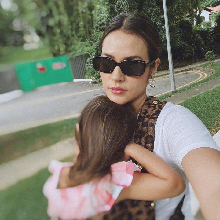 <p>Sudah jadi Bunda satu anak, gaya penyanyi berusia 31 tahun ini masih tetap kece. Istri Hamish Daud tampil dengan t-shirt dan kacamata hitam kasual ketika momong anak. (Foto: Instagram @raisa6690)</p>
