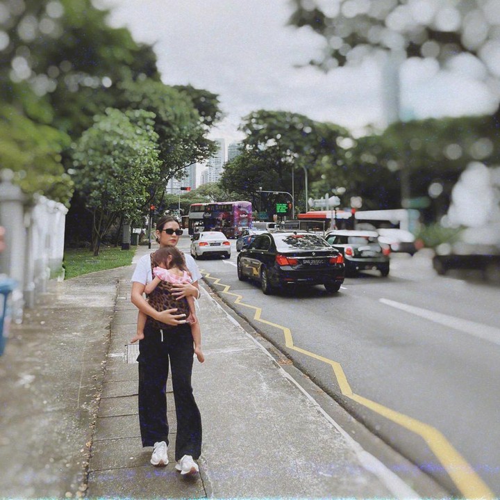 <p>Raisa mengajak putrinya jalan-jalan. Ia tampak menggendong Zalina dengan erat dalam pelukannya. (Foto: Instagram @raisa6690)</p>