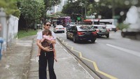 <p>Raisa mengajak putrinya jalan-jalan. Ia tampak menggendong Zalina dengan erat dalam pelukannya. (Foto: Instagram @raisa6690)</p>