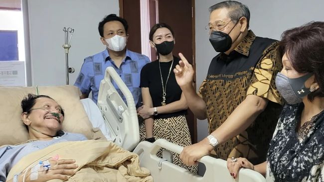 Presiden ke-6 Susilo Bambang Yudhoyono (SBY) menjenguk eks Kepala BIN Jenderal (Purn) AM Hendropriyono yang sakit demam berdarah.