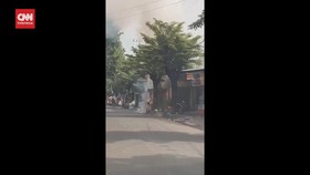 VIDEO: Tumpukan Mercon di Lapak Pedagan Meledak, Warga Panik