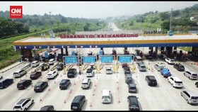 VIDEO: Momen Gerbang Tol Kalikangkung Padat Imbas One Way dari Jakarta