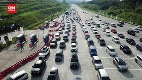 VIDEO: Gerbang Tol Kalikangkung Padat Akibat One Way dari Jakarta