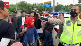VIDEO: Terjebak Macet 7 Jam Karena One Way, Pemudik Mengamuk