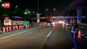 VIDEO: Polri Buka Jalur Contraflow Tol Japek-Cikampek Utama Malam Ini