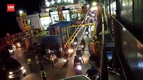 VIDEO: Pemudik Bermotor Mulai Padati Pelabuhan Bakauheni