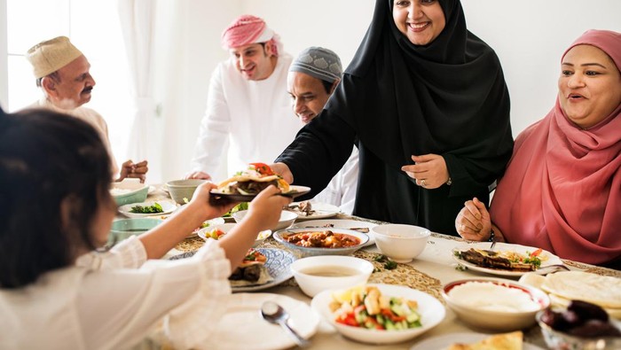 Nggak Hanya Makan Berlebih, Ternyata 5 Hal Ini Juga Bisa Bikin Berat Badan Naik Pasca Lebaran!