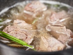 Sendok Direbus Bareng Daging, Efektif Bisa Bikin Empuk?