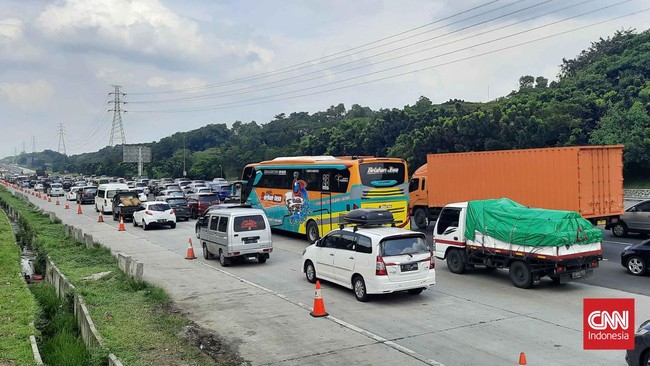 Kedua ruas jalan Tol Jakarta-Cikampek (Japek) menuju Pintu Keluar Cibitung atau arah Kawasan MM2100 mengalami kepadatan imbas demo buruh.