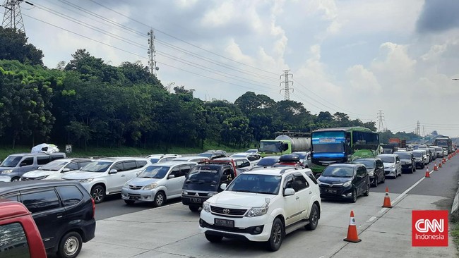 Arus balik menuju Jakarta terpantau padat merayap pada Jumat (6/5) pagi, atau hari pertama puncak arus balik.