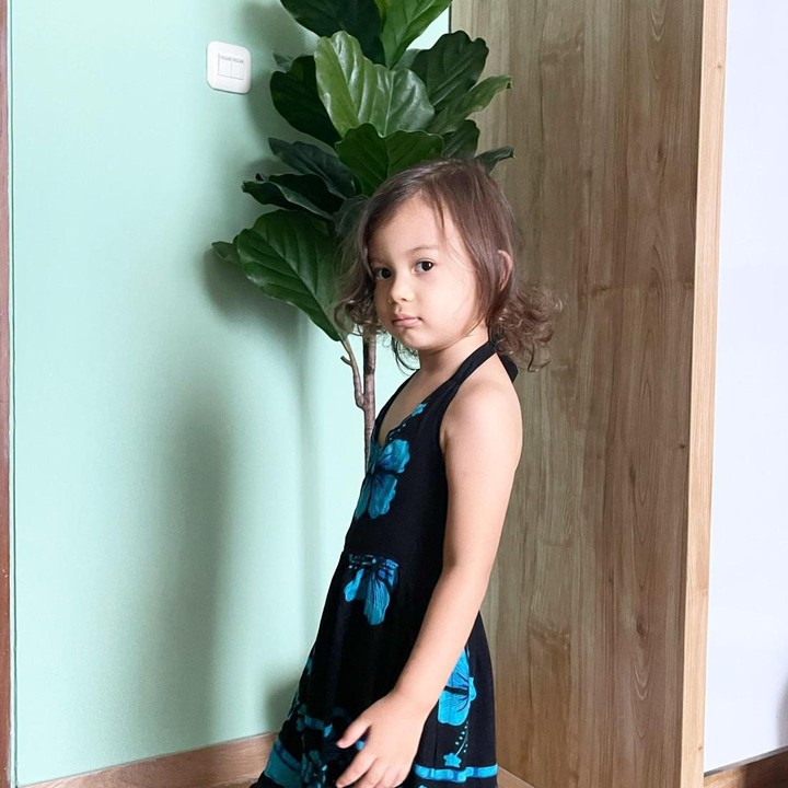 <p>Dahulu, rambut Bella berwarna pirang, lho. Namun seiring bertambahnya usia, rambut balita tersebut tampak menghitam meski wajah blasterannya tetap tak bisa ditutupi. (Foto: Instagram @aurakasih)<br /><br /><br /></p>