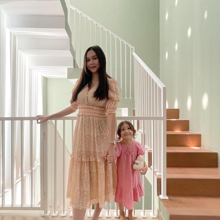 <p>Dalam pernikahan dengan Eryck Amaral, Aura Kasih dikaruniai putri cantik bernama Arabella Amaral, Bunda. (Foto: Instagram @aurakasih)<br /><br /><br /></p>
