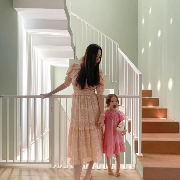 <p>Aura Kasih hidup bahagia menjalani peran sebagai Bunda untuk putri kecilnya, Arabella Amaral. (Foto: Instagram @aurakasih)</p>
