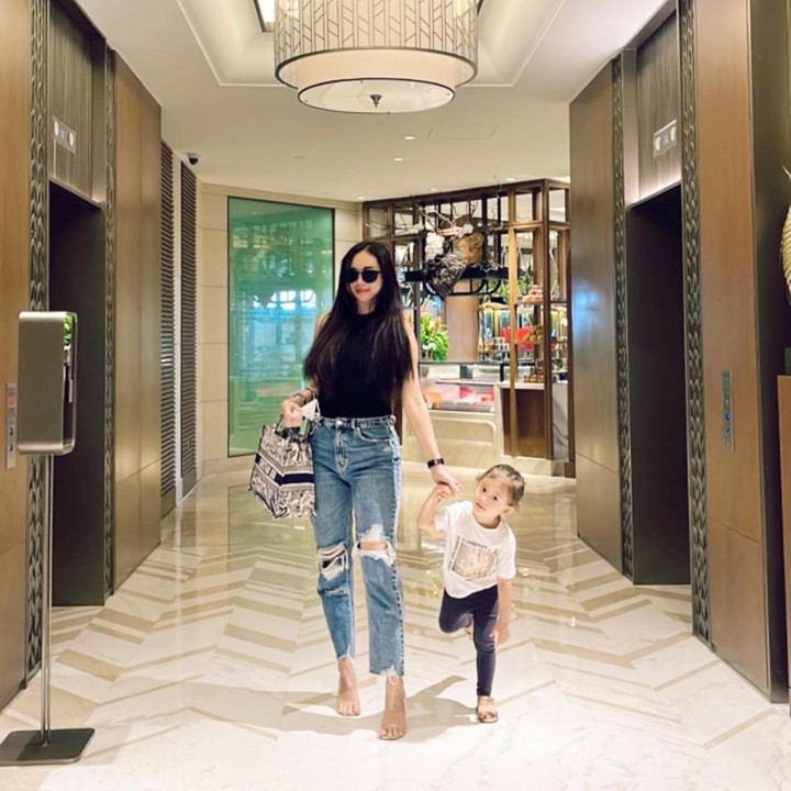 <p>Dalam media sosial, Aura Kasih kerap bagikan potret dirinya bersama Bella. Keduanya tampak kerap melakukan banyak aktivitas bersama, Bunda. (Foto: Instagram @aurakasih) <br /><br /><br /></p>