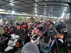 Padat! Kendaraan Masuk ke Pelabuhan Gilimanuk Bali Antre Berjam-jam