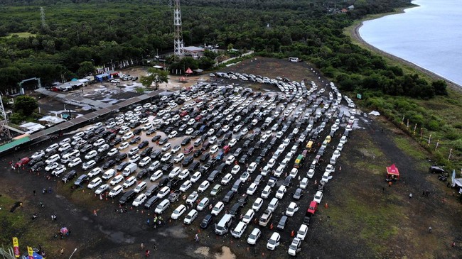 Antrean pemudik dengan ribuan mobil pribadi dan truk, di Pelabuhan Gilimanuk Bali masih terjadi hingga Minggu (1/5) pagi.