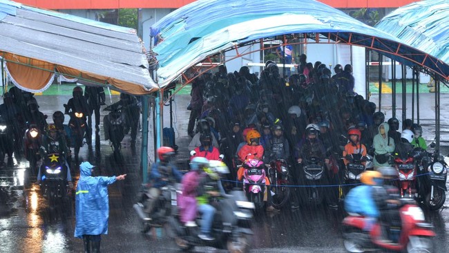 Jalur Gilimanuk-Denpasar, Bali, yang sempat ditutup karena banjir kini mulai dibuka bagi pengendara pada Senin (17/10) petang.