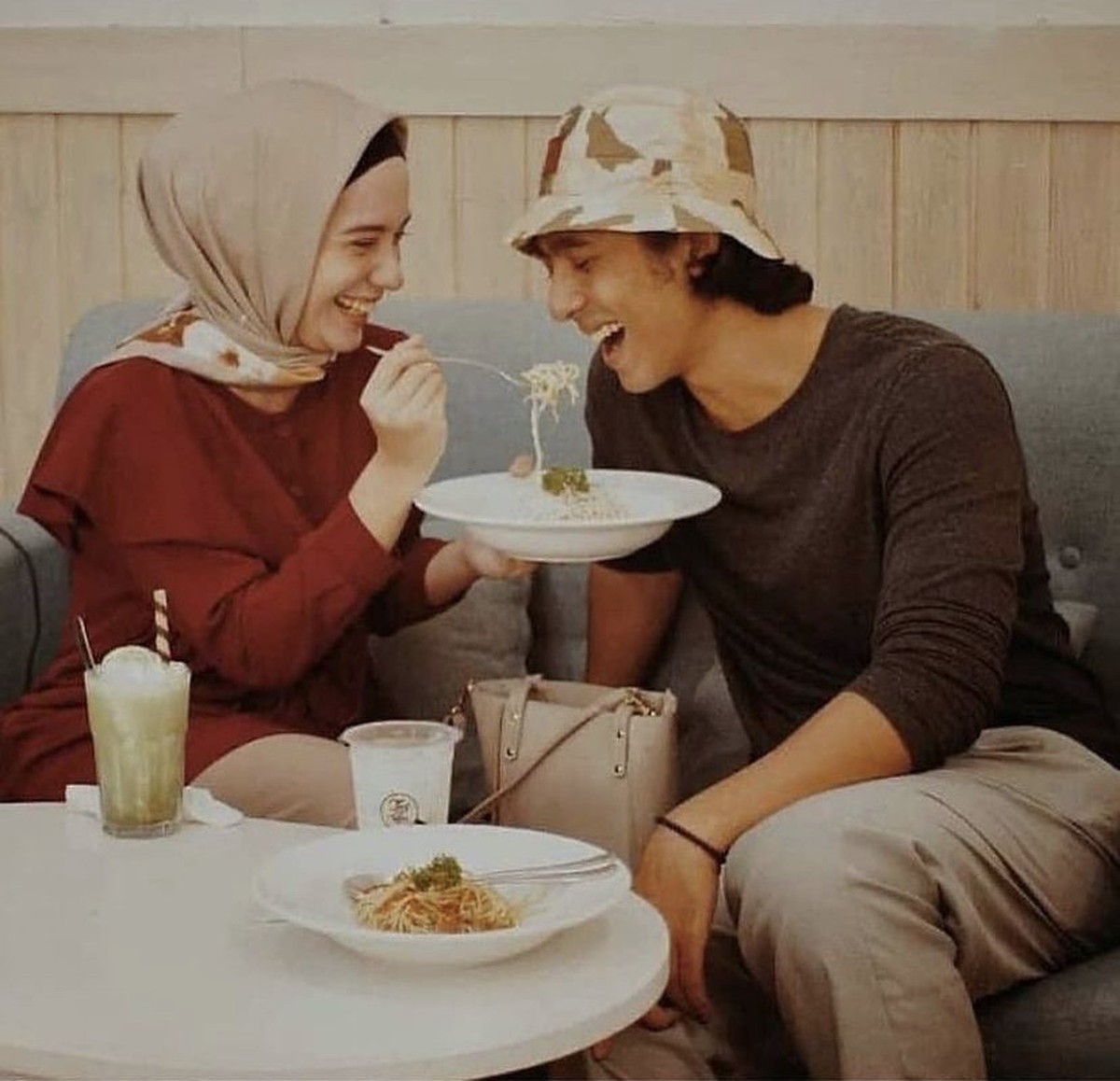 Begini Manisnya Putri Anne dan Arya Saloka Saling Suap Makanan