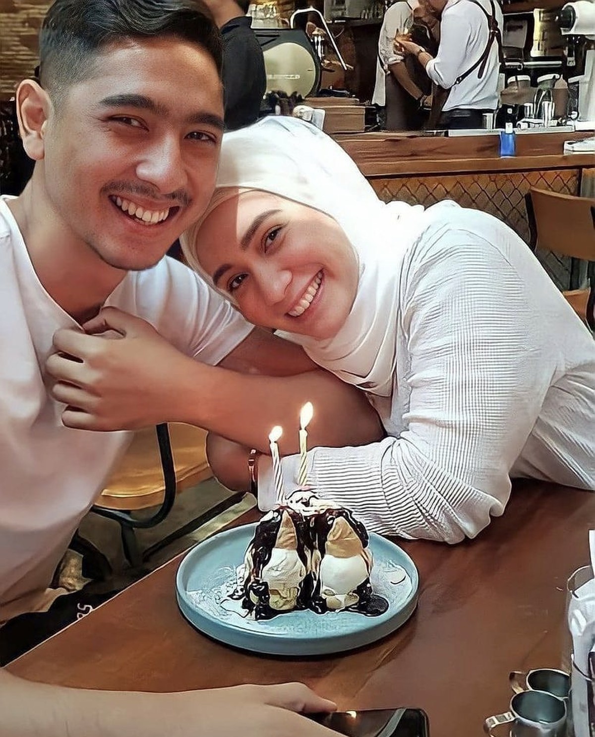 Begini Manisnya Putri Anne dan Arya Saloka Saling Suap Makanan