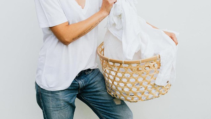 Cara Menghilangkan Noda Opor Ayam di Pakaian Putih Agar Glowing Kembali