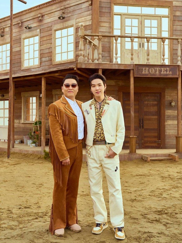 Diumumkan satu hari menjelang perilisan album, PSY berkolaborasi dengan Suga BTS dalam lagu utama di full album ke-sembilan yaitu That That. Tak hanya itu, lagu tersebut juga diproduseri langsung oleh Suga BTS./ Foto: instagram.com/42psy42