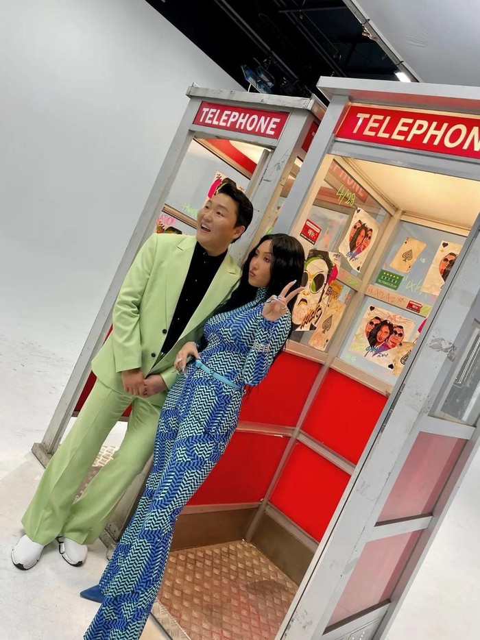 Genre retro tidak ketinggalan dalam lagu baru PSY bertajuk Now yang dinyanyikan bersama soloist sekaligus member dari girl group MAMAMOO, Hwasa./ Foto: instagram.com/mariahwasa_