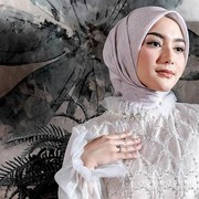 Inspirasi Tampil Feminin dengan Busana Brokat Hijab Modern untuk ke Pesta ala Selebriti!