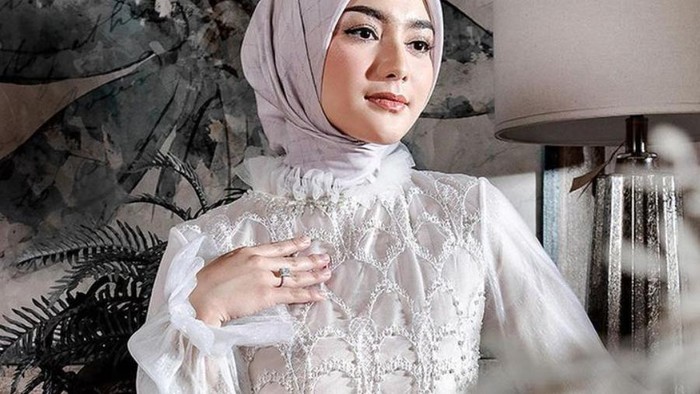 Inspirasi Tampil Feminin dengan Busana Brokat Hijab Modern untuk ke Pesta ala Selebriti!