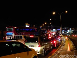 Jalur Cikuasa Atas Arah Pelabuhan Merak Macet 2 Km Malam Ini