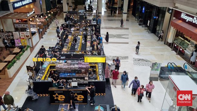 Sejumlah pusat perbelanjaan mulai ramai dikunjungi masyarakat pada Sabtu (30/4) atau H-2 Lebaran 2022. Salah satunya yakni Mal Kota Kasablanka, Jakarta Selatan.