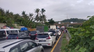 Kondisi tol cilegon merak, sabtu pagi  km 80-an (Foto: Sefti, CNBC Indonesia)