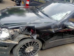 Ringsek! Ini Penampakan Mercy Ditunggangi Komplotan Maling di Jakut