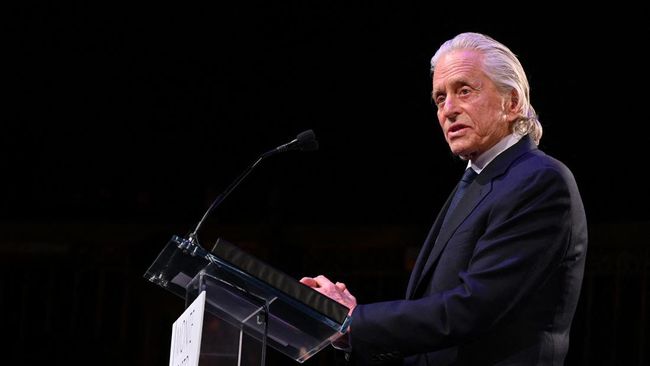 Michael Douglas curhat digigit Debra Winger, seperti yang sejak lama dirumorkan. Insiden gigit itu membuat Debra Winger gagal bintangi Romanciing the Stone.