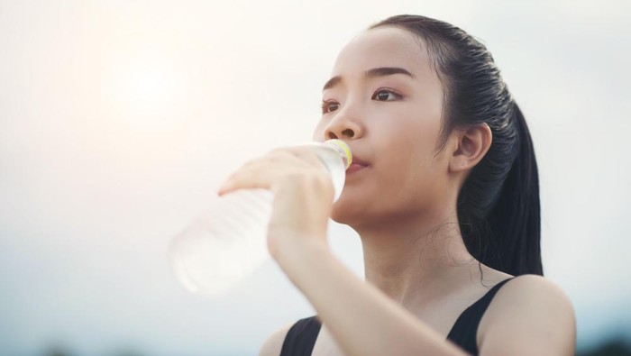 5 Manfaat Mengonsumsi Minuman Elektrolit untuk Tubuh, Air Putih Aja Nggak Cukup!