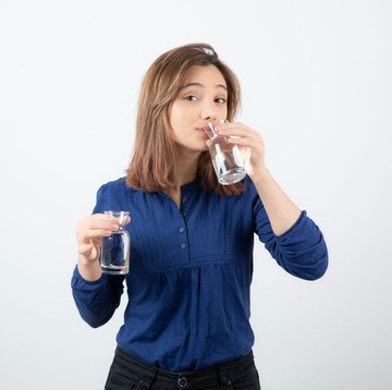 Minum Air Dingin Vs Air Panas, Mana yang Paling Baik Untuk Pencernaan?