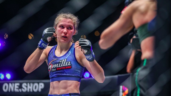 Smilla Sundell yang berjuluk The Hurricane mencetak sejarah sebagai Juara Dunia ONE Women's Strawweight Muay Thai di ONE 156 usai mengalahkan Jackie Burtan.