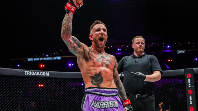 Setelah dua kali terjatuh, Liam Harrison kembali bangkit dan membalas Muangthai PK. Saenchai dengan tiga knockdown pada laga di ajang ONE 156, Jumat (22/4).