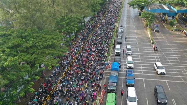 Kesengsaraan Pemudik: Gangguan Pencernaan Akibat Macet Berjam-jam di Tol Jakarta-Merak