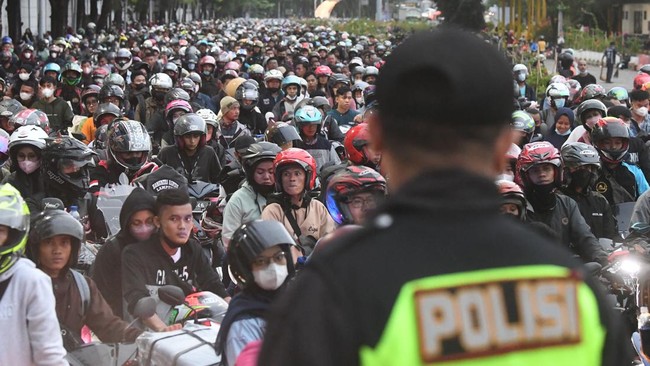 Kemacetan horor di Pelabuhan Merak masih terus terjadi hingga H-2 lebaran 2022, Sabtu (30/4).