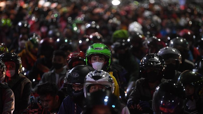 Seorang pemudik dari Jakarta, Adam sempat ditelepon berkali-kali saat meninggalkan istri dan anaknya di tengah perjalanan mudik di Brebes, Jawa Tengah.