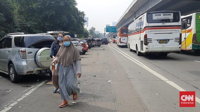 Puluhan kendaraan pribadi pemudik parkir di bahu jalan KM 33 Tol Jakarta-Cikampek KM, sebelum pintu masuk Rest Area KM 33 A, Sabtu (30/4) pagi.