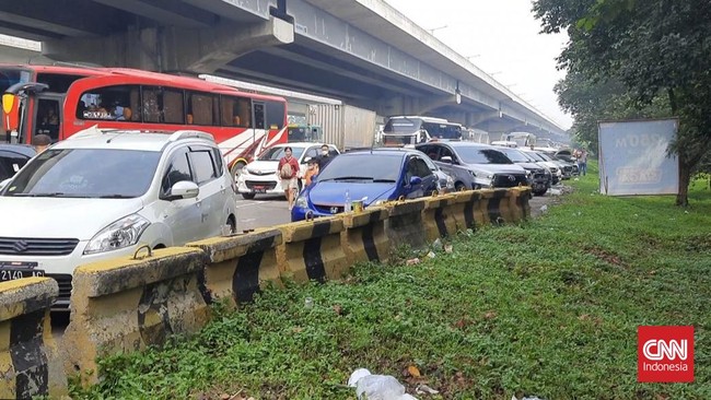 Viral di media sosial menyebutkan pengendara yang melalui bahu jalan tol menghantam buntut mobil polisi PJR.