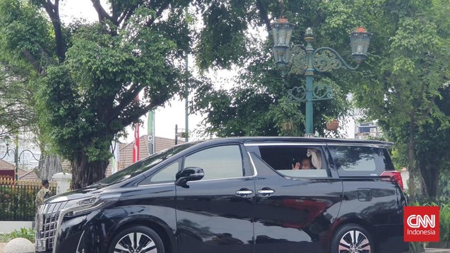 Presiden Jokowi kembali tak akan berlebaran di kampung halamannya Solo untuk ketiga kalinya berturut-turut. Kali ini, dia menginap di Istana Yogyakarta.