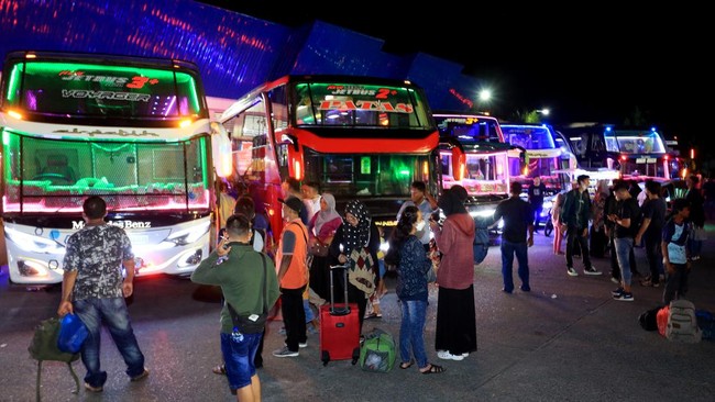 Kementerian Perhubungan mencatat jumlah pengguna angkutan umum di masa mudik Idulfitri 2023 mencapai 3.953.352 orang berdasarkan data per Rabu (19/4). 