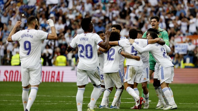Real Madrid melewati jumlah gelar rival abadi Barcelona usai memastikan gelar Liga Spanyol musim ini.