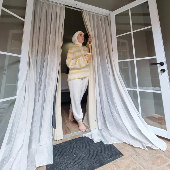 <p>Putri Anne dan Arya Saloka memilih sofa dengan warna netral yang selaras dengan keseluruhan ruangan. (Foto: Instagram @anneofficial1990)<br /><br /><br /></p>
