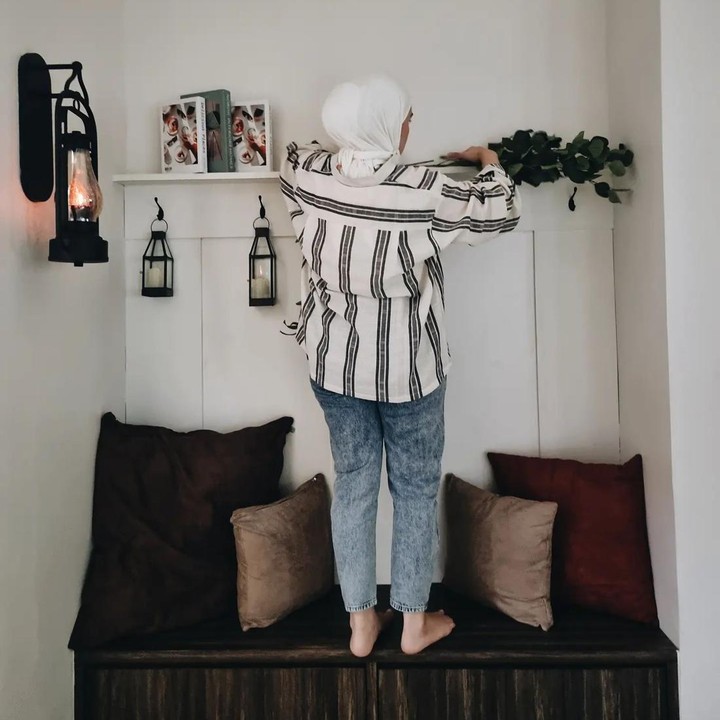<p>Bagian lain dari rumah Putri Anne dan Arya Saloka yang tak kalah instagrammable adalah cabinet yang menempel pada dinding dan menyerupai perapian. Terlihat cozy ya, Bunda. (Foto: Instagram @anneofficial1990)<br /><br /><br /></p>
