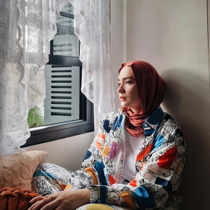 <p>Unsur kayu dengan warna alami juga tampak pada pintu dan lantai. Membuat ruangan tampak semakin hangat. (Foto: Instagram @anneofficial1990)<br /><br /></p>
