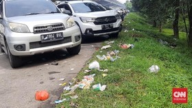 Sampah Makanan hingga Popok Bayi Berserakan di Tepi Jalan Tol Japek