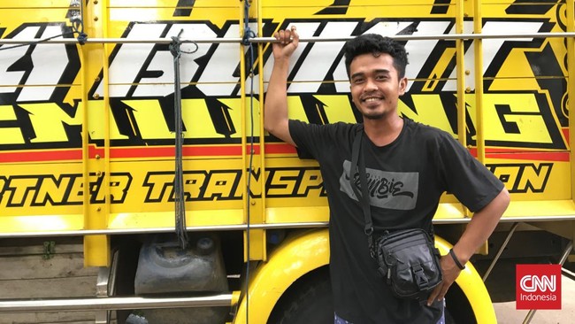 Ikbal Munajat, sopir truk lintas Sumatra, pantang bak kosong saat pulang dan sudah terbiasa macet di pelabuhan bersama pemudik.